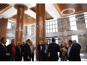 Başkan Üzülmez, Yeniz Hizmet Binasını İnceledi