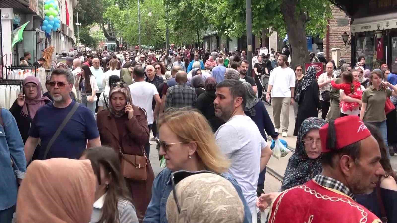 bursa-da-bayram-yogunlugu-basladi-kasapta-da-sekercide-de-hareketlilik-yasaniyor