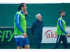 Mustafa Denizli: “İyi Başlangıcımızı Akhisarspor Maçıyla Devam Ettirmek İstiyoruz”