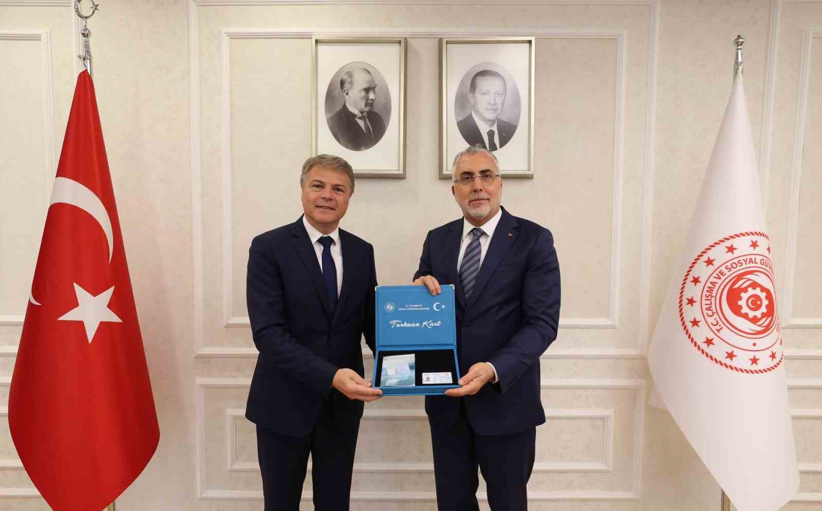 bakan-isikhan-renault-group-turkiye-ceo-su-lionel-jaillet-ye-turkuaz-kart-takdim-etti
