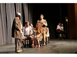 Efeler Belediye Tiyatrosu Yeni Sezonu Alkışlarla Açtı