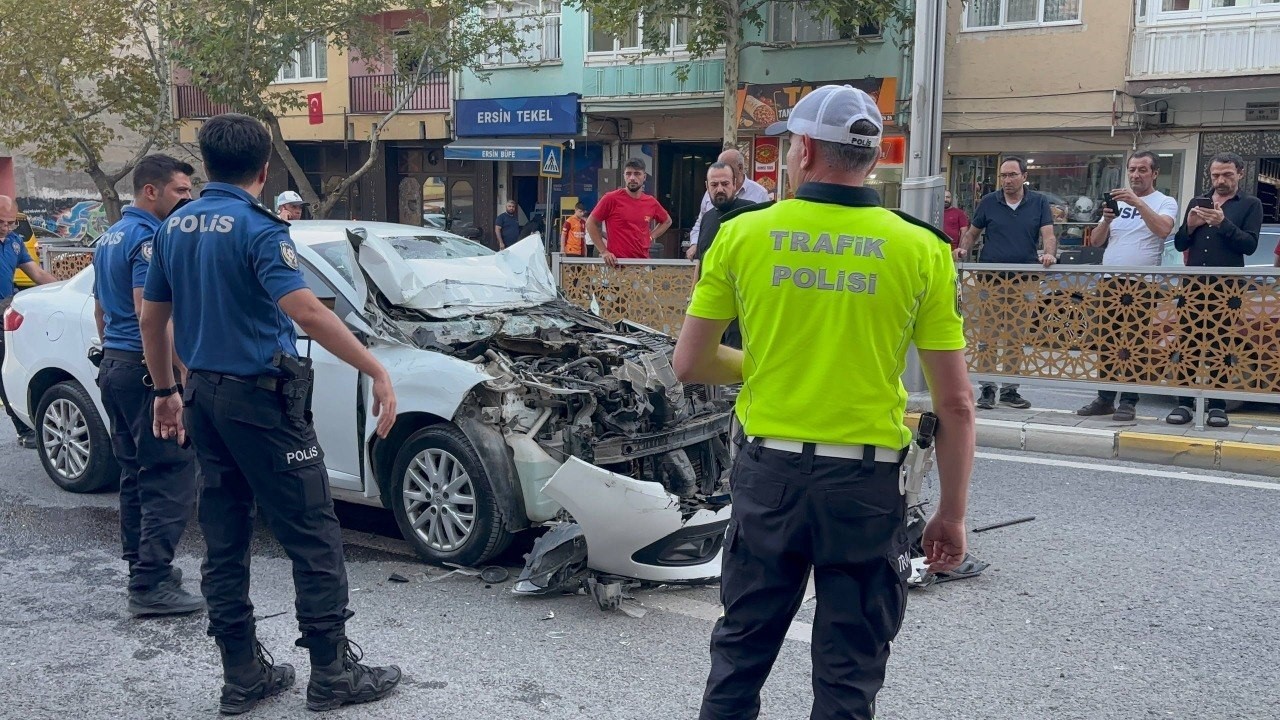 otomobil-belediye-otobusune-carpti-surucu-agir-yaralandi