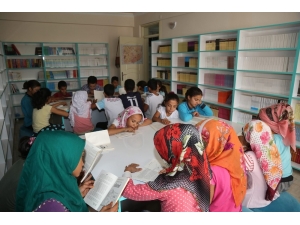 Gençler Kitap Otağında Kitap Okuyor