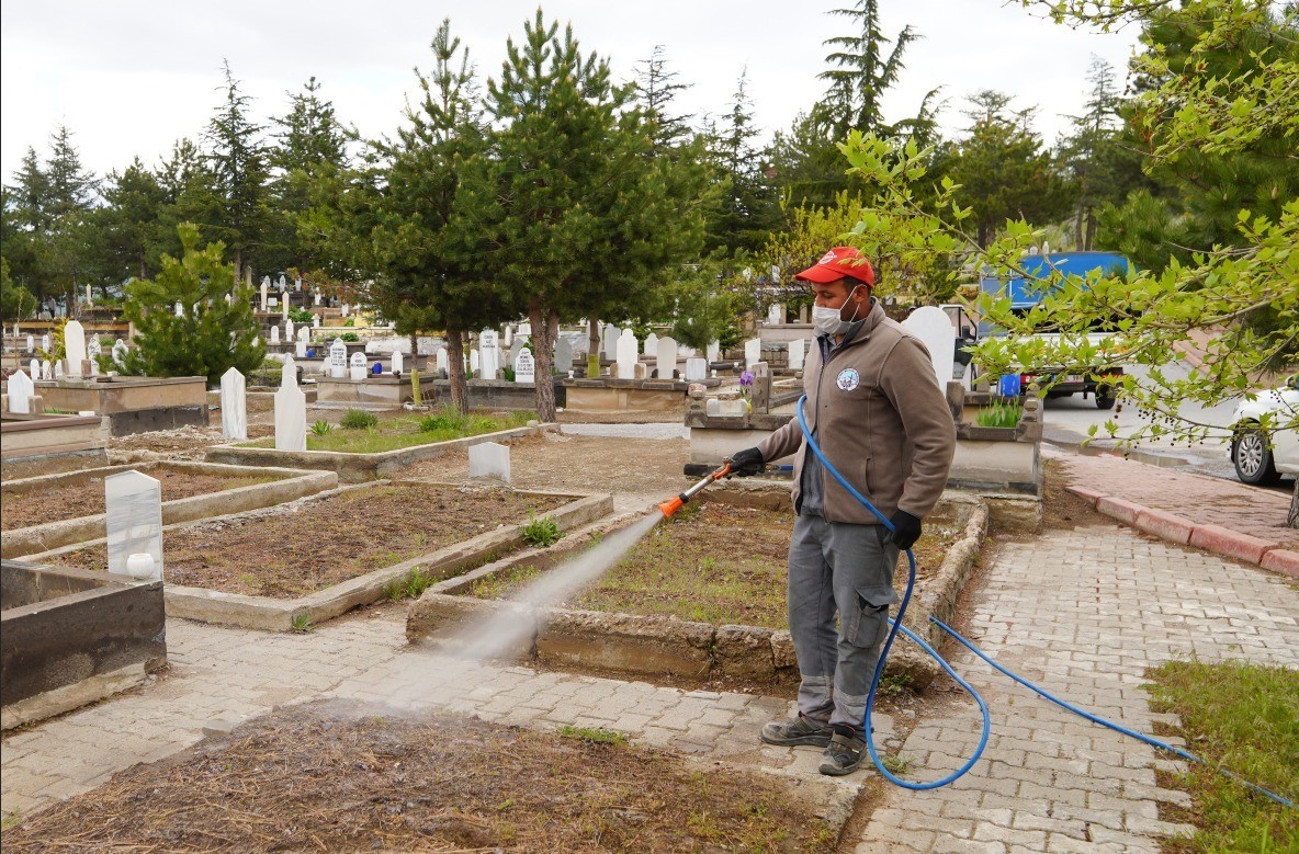 melikgazi-de-mezarliklar-bayrama-hazirlaniyor