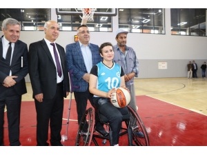 Engelli Sporcuya Rektör’den Tekerlekli Sandalye