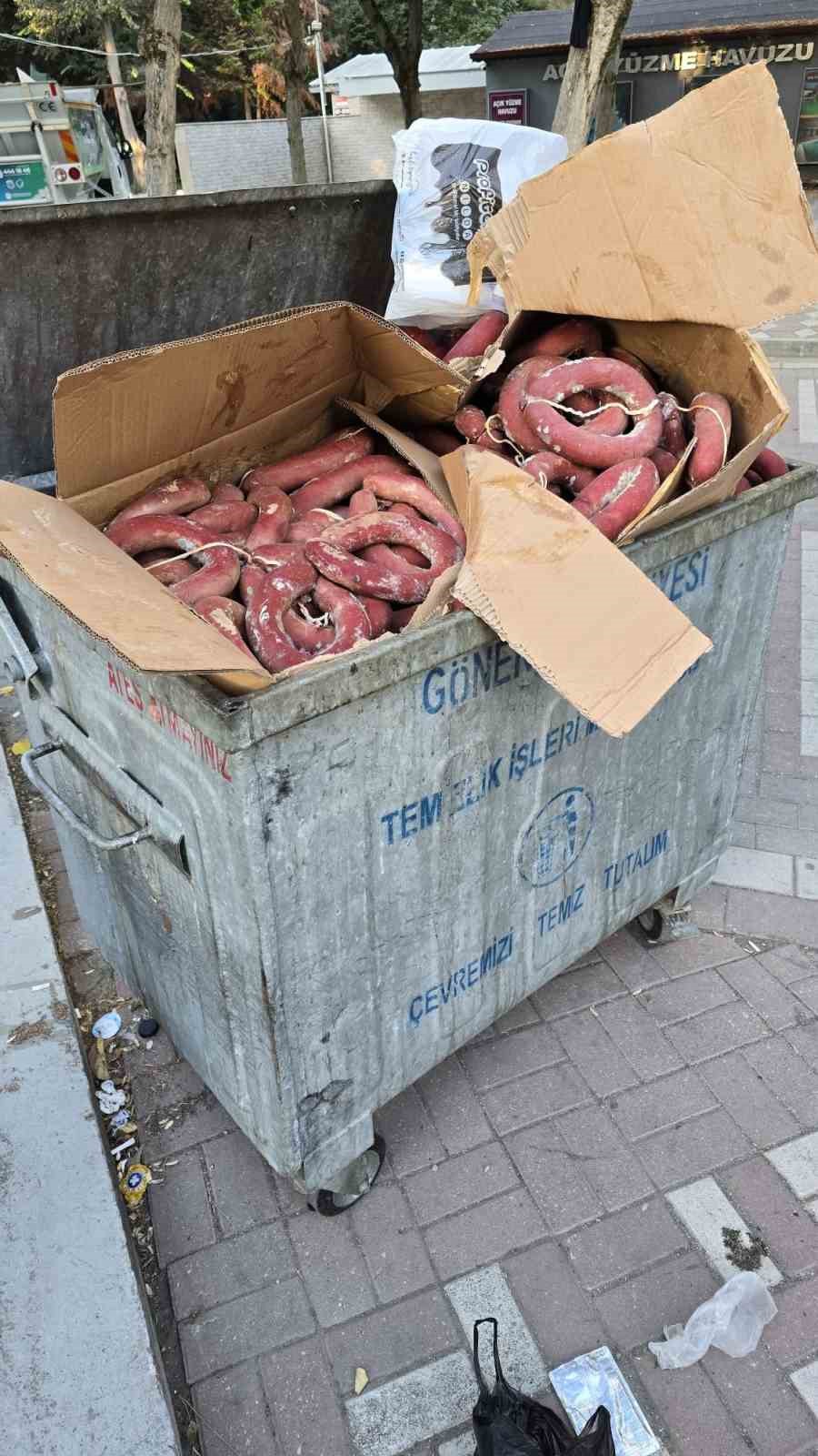 gonen-de-fuar-sonrasi-cop-konteynerinde-sucuklar-bulundu