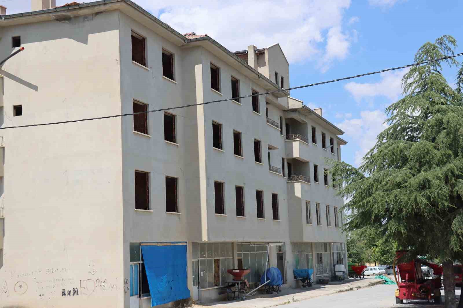 terk-edilen-gunyuzu-ndeki-eski-belediye-binasi-cocuklar-icin-adeta-tuzak