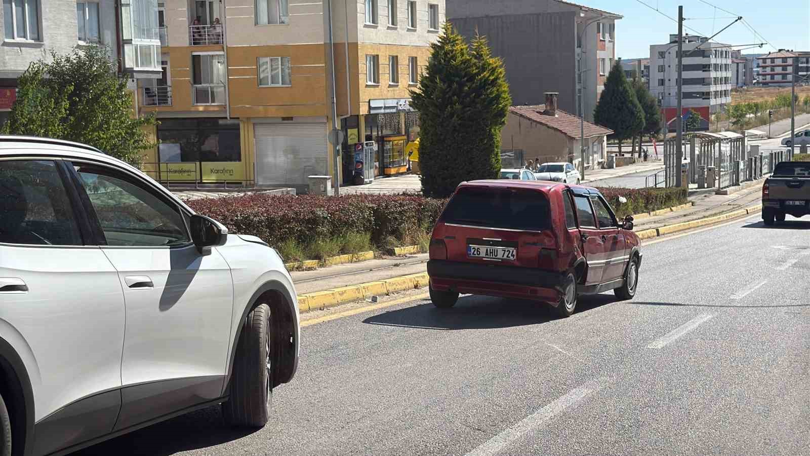 ani-manevra-yapan-surucu-yoluna-devam-etti-arkadaki-araclar-kaza-yapti