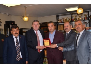 40 Yıllık Muhtarın Ailesine Plaket