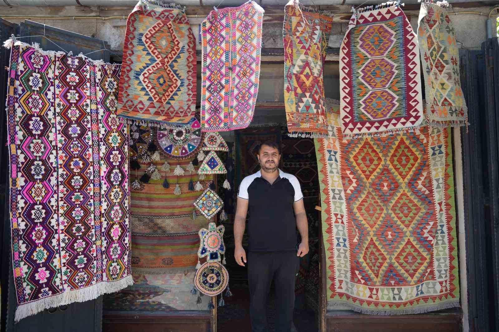 yoruk-koylerinden-topladigi-hali-ve-kilimleri-satarak-gecmisi-gelecege-tasiyor