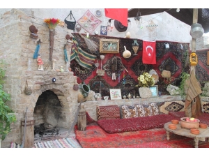 Çöpten Bulduğu Malzemelerle Süs Havuzlu Şömineli Bahçe Yaptı