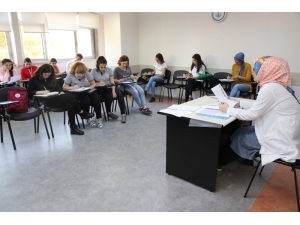 Komek’te Dünya Dilleri Öğretiliyor