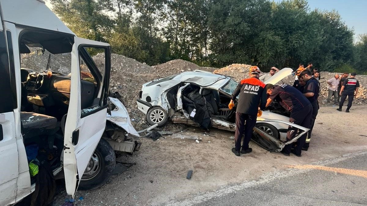 amasya-da-otomobil-ile-minibus-carpisti-1-olu-3-yarali