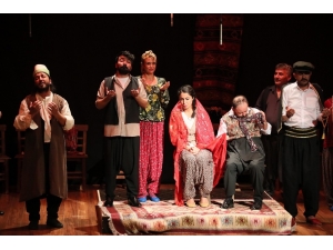 Mersin Şehir Tiyatrosu Perdelerini Açtı