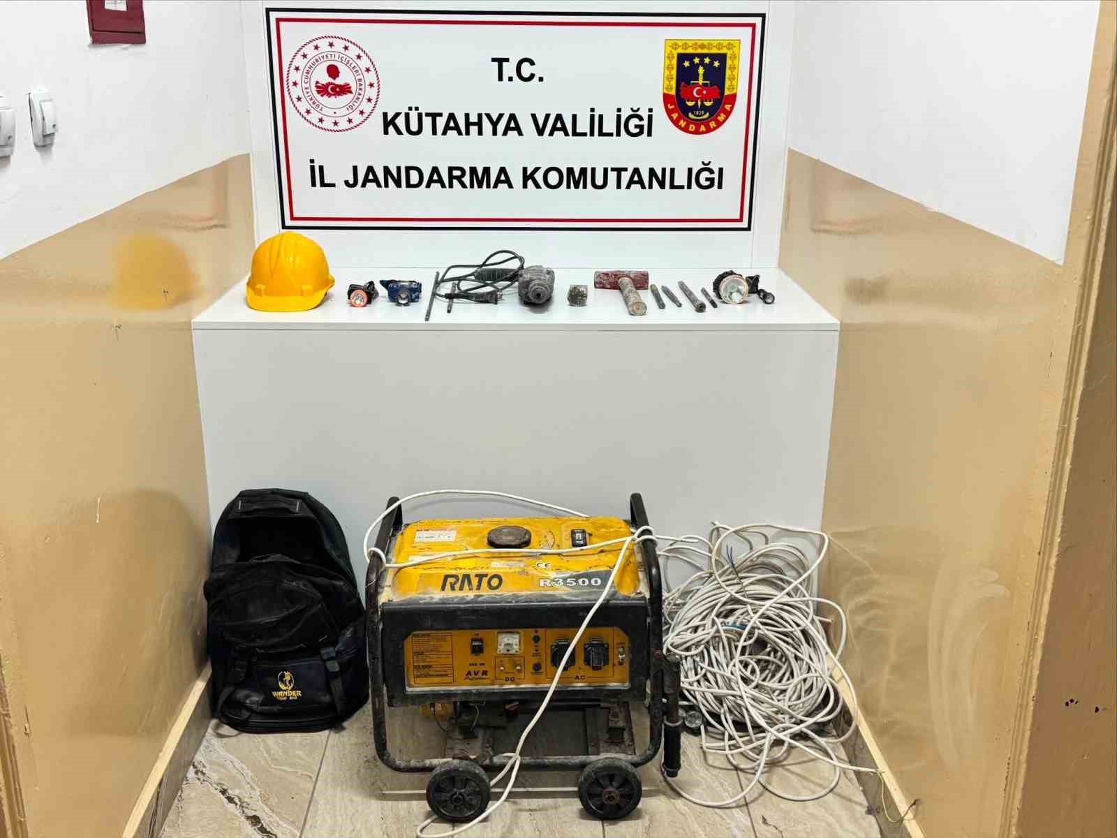 kutahya-da-izinsiz-kazi-operasyonu-2-gozalti
