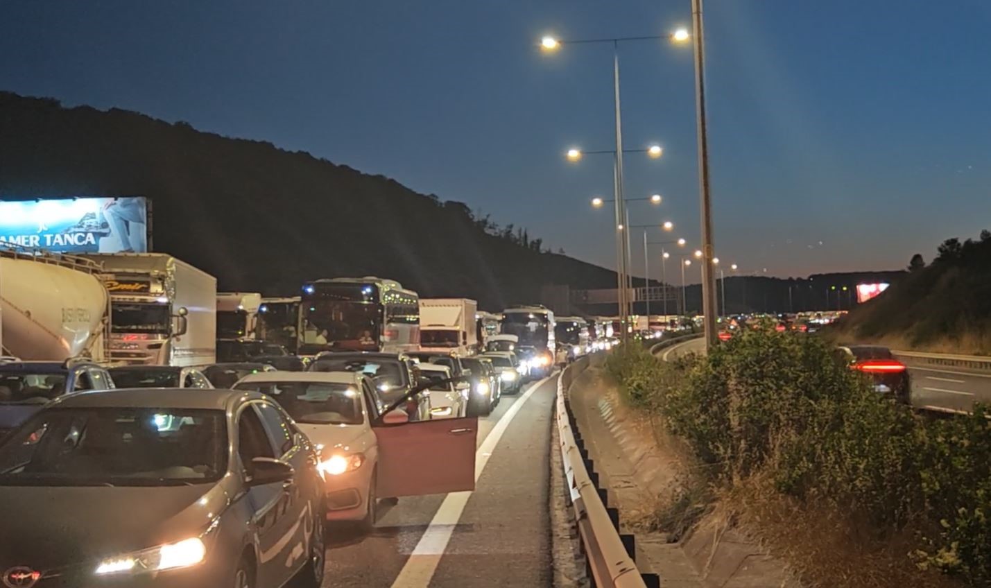kuzey-marmara-otoyolu-nda-kamyonun-carptigi-tabela-devrildi-trafik-yogunlugu-olustu