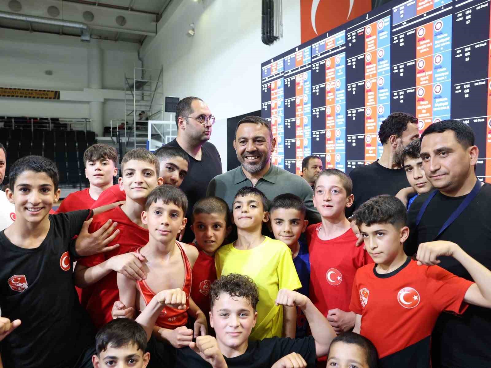 bakan-yardimcisi-yerlikaya-turkiye-minikler-gures-sampiyonasi-ni-takip-etti