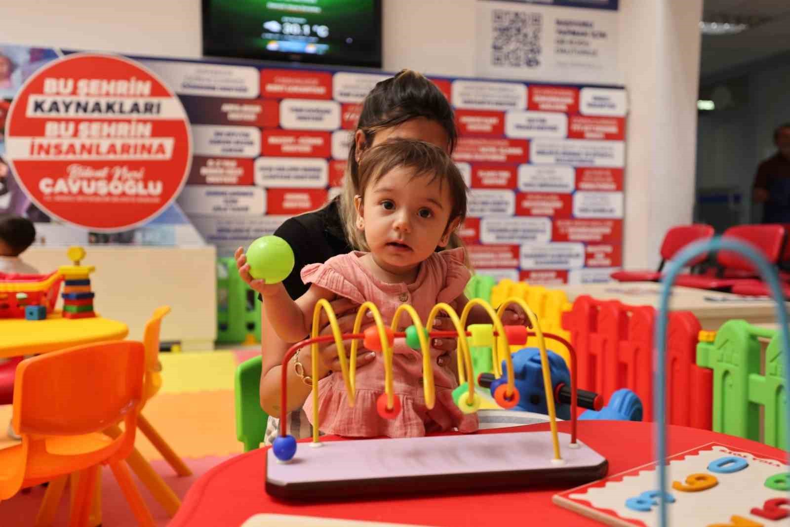 belediyenin-kapisindan-giren-cocuklar-artik-oyunla-karsilaniyor