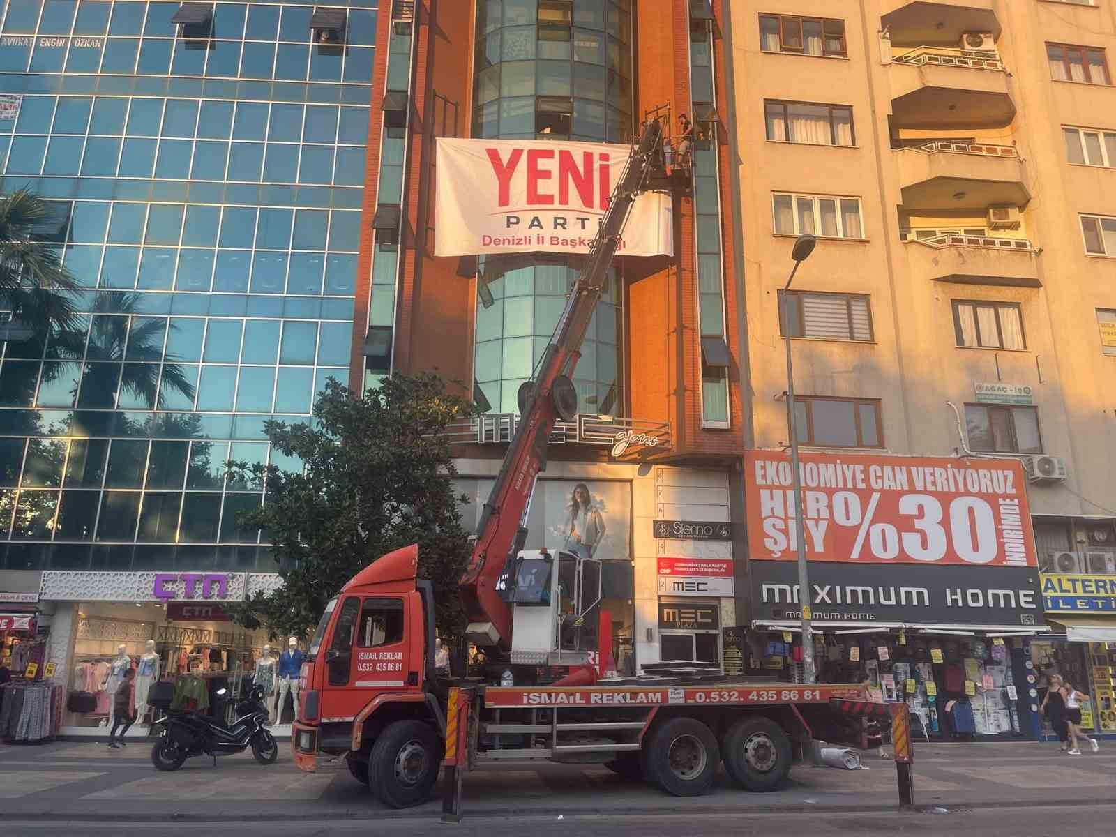 denizli-ye-yeni-parti-tabelasi-asildi