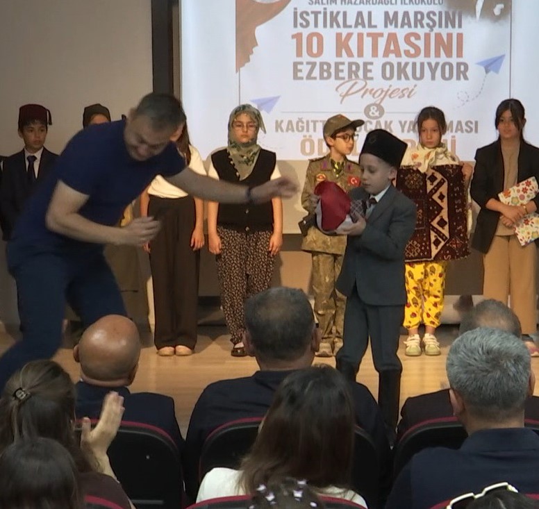 minik-tuna-nin-bayrak-mucadelesine-babasindan-duygusal-dokunus