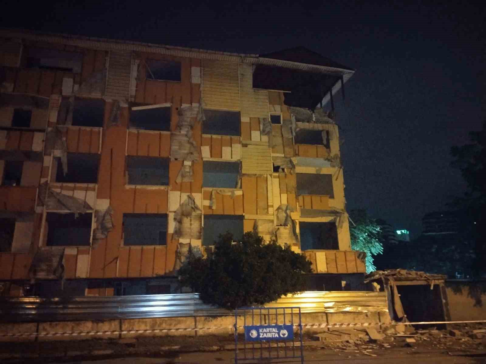 kartal-da-metruk-binanin-balkonu-coktu