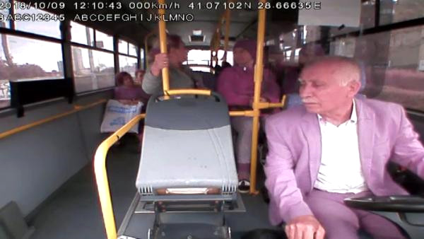 Midibüste Dehşet! Yaşlı Sürücüye Yumruklu Saldırı Kamerada
