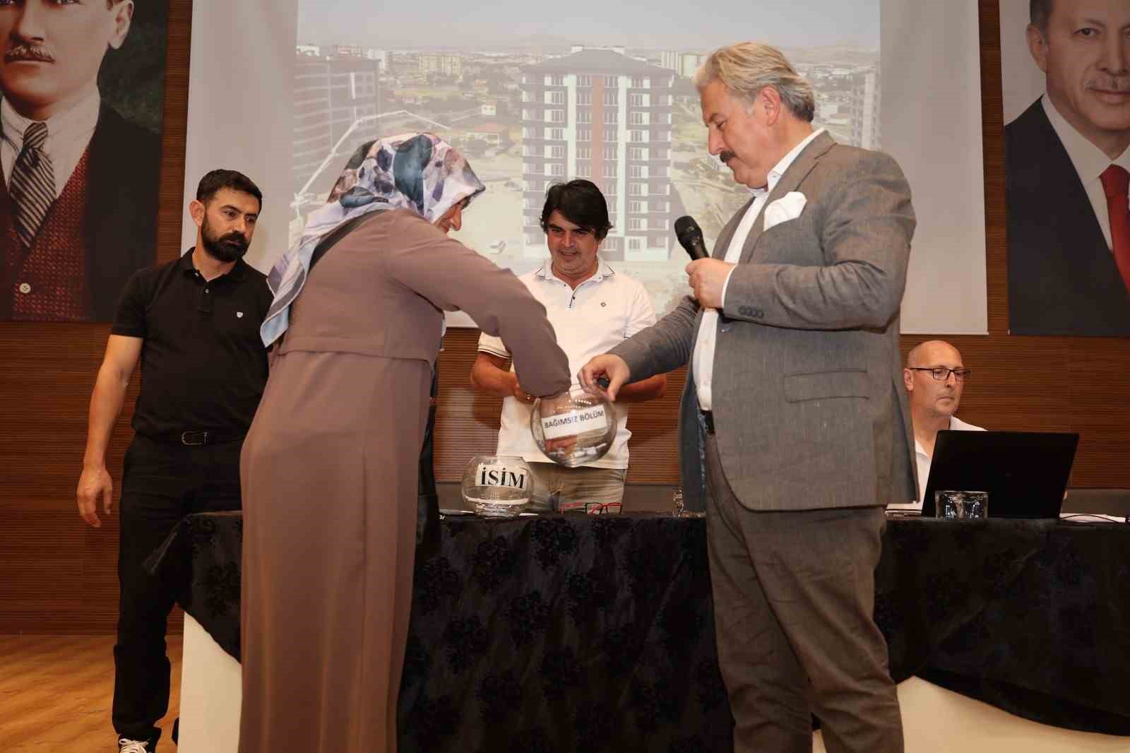 anbar-mahallesindeki-kentsel-donusum-daireleri-kura-ile-sahiplerini-buldu