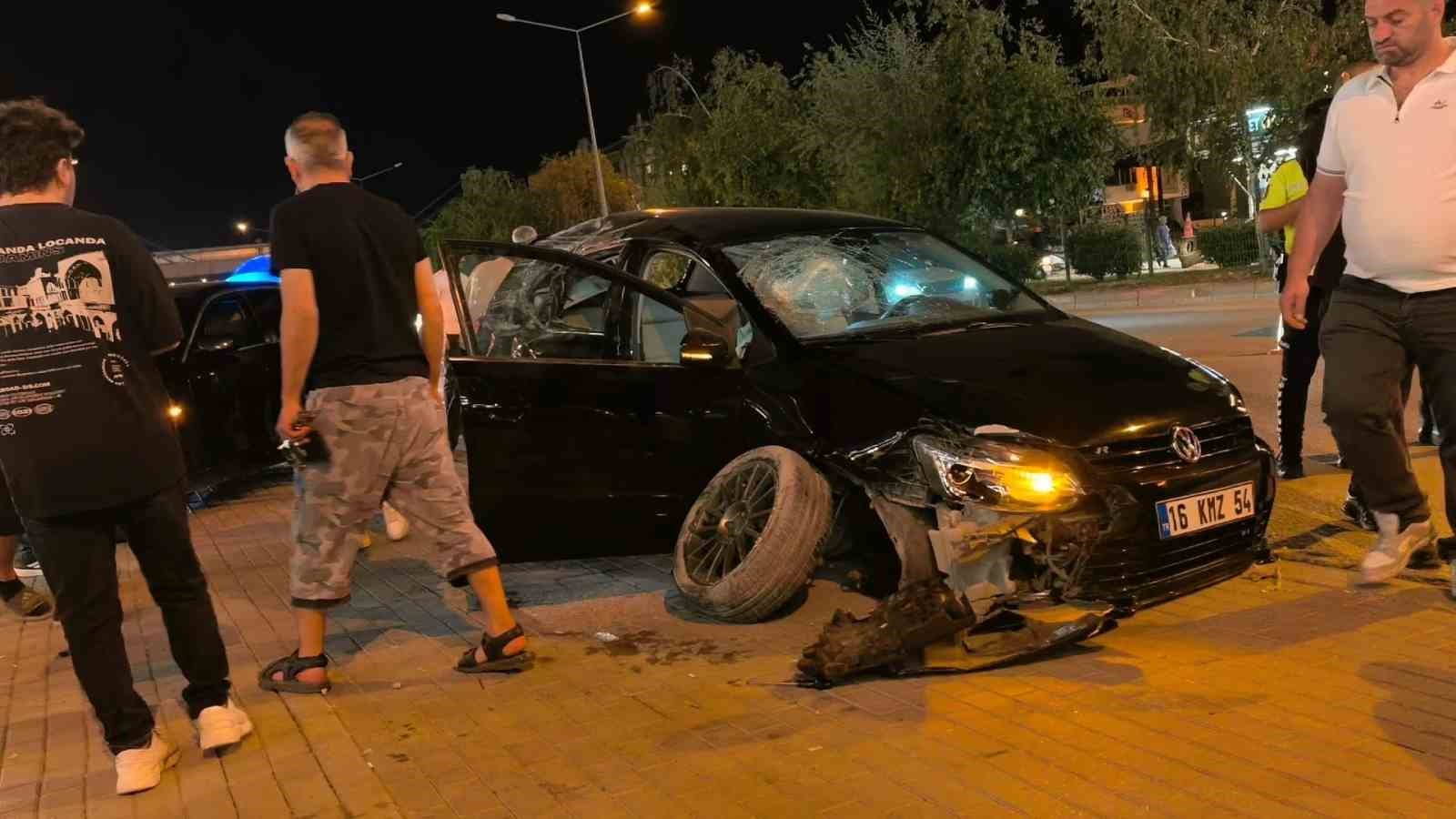 kontrolden-cikan-arac-iki-otomobile-carpti-2-yarali