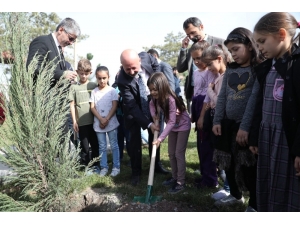 Miniklerin Fidanları Kendileriyle Büyüyecek
