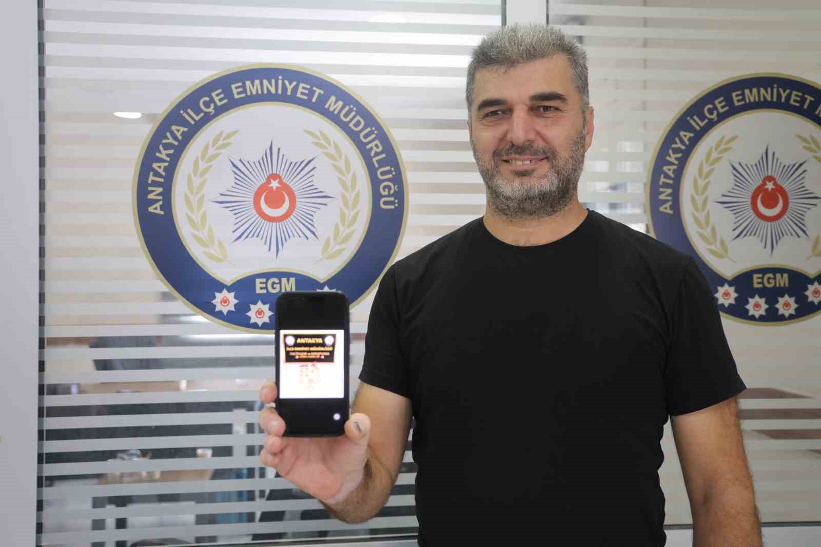 yola-dusurdugu-altin-dolu-keseyi-kadin-alip-goturdu-polis-2-saatte-yakaladi-o-anlar-kamerada