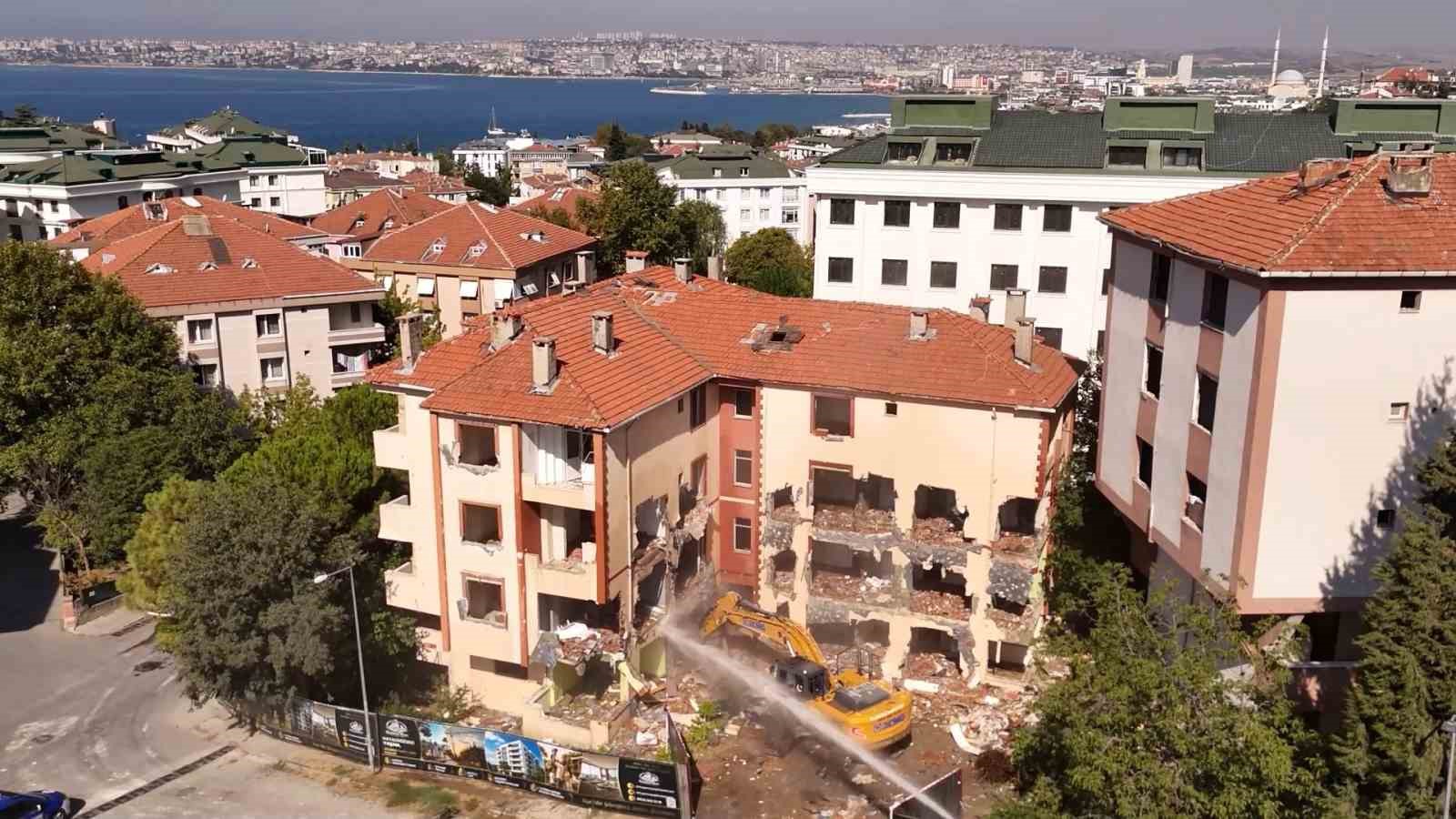 buyukcekmece-de-4-bloktan-olusan-48-bagimsiz-konutun-yikimi-basladi