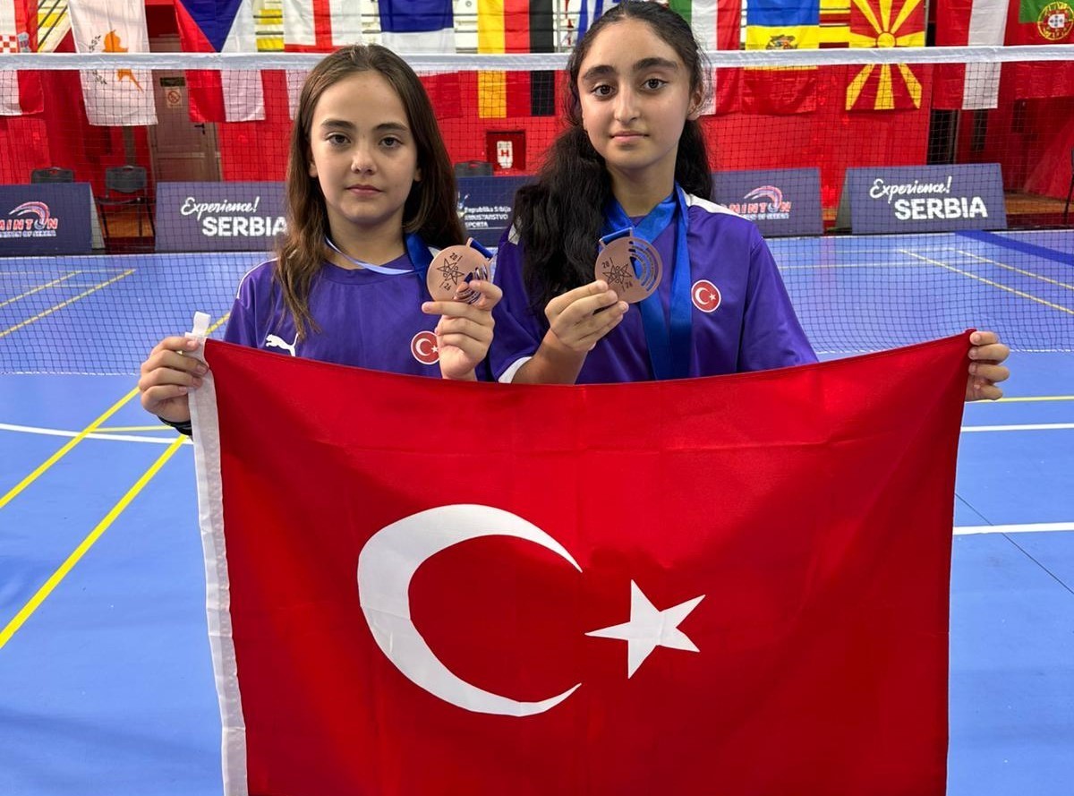 manisali-badmintonculardan-sirbistan-da-madalyali-basari
