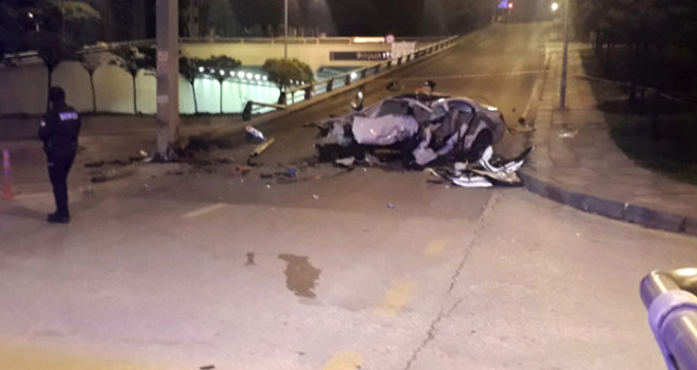 Başkentte Feci Kaza! Trafik Levhasına Çarpan Araç Hurda Yığınına Döndü: 2 Ölü, 1 Yaralı