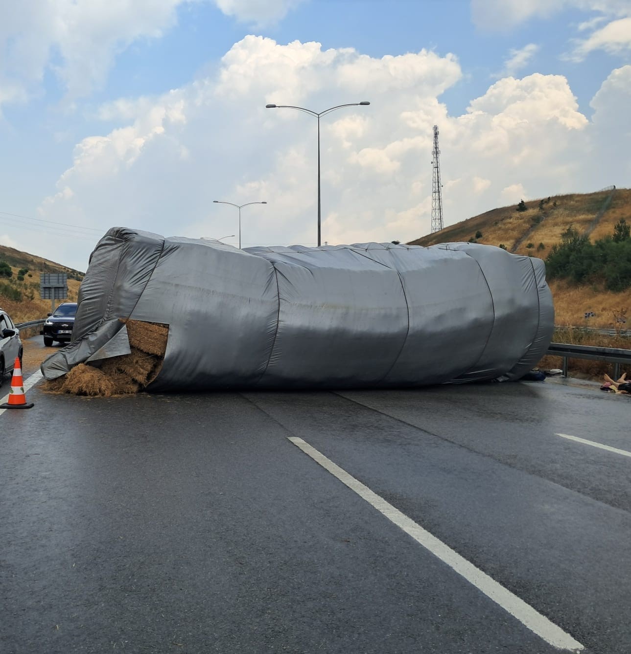 balikesir-de-saman-yuklu-tir-devrildi-otoyol-trafige-kapandi