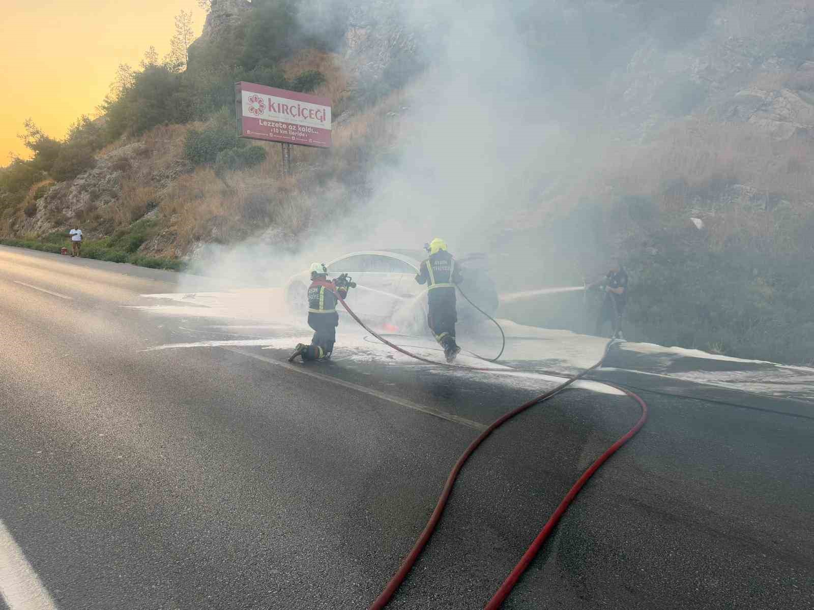 8-milyon-tl-lik-elektrikli-mercedes-oto-seyir-halindeyken-yanmaya-basladi