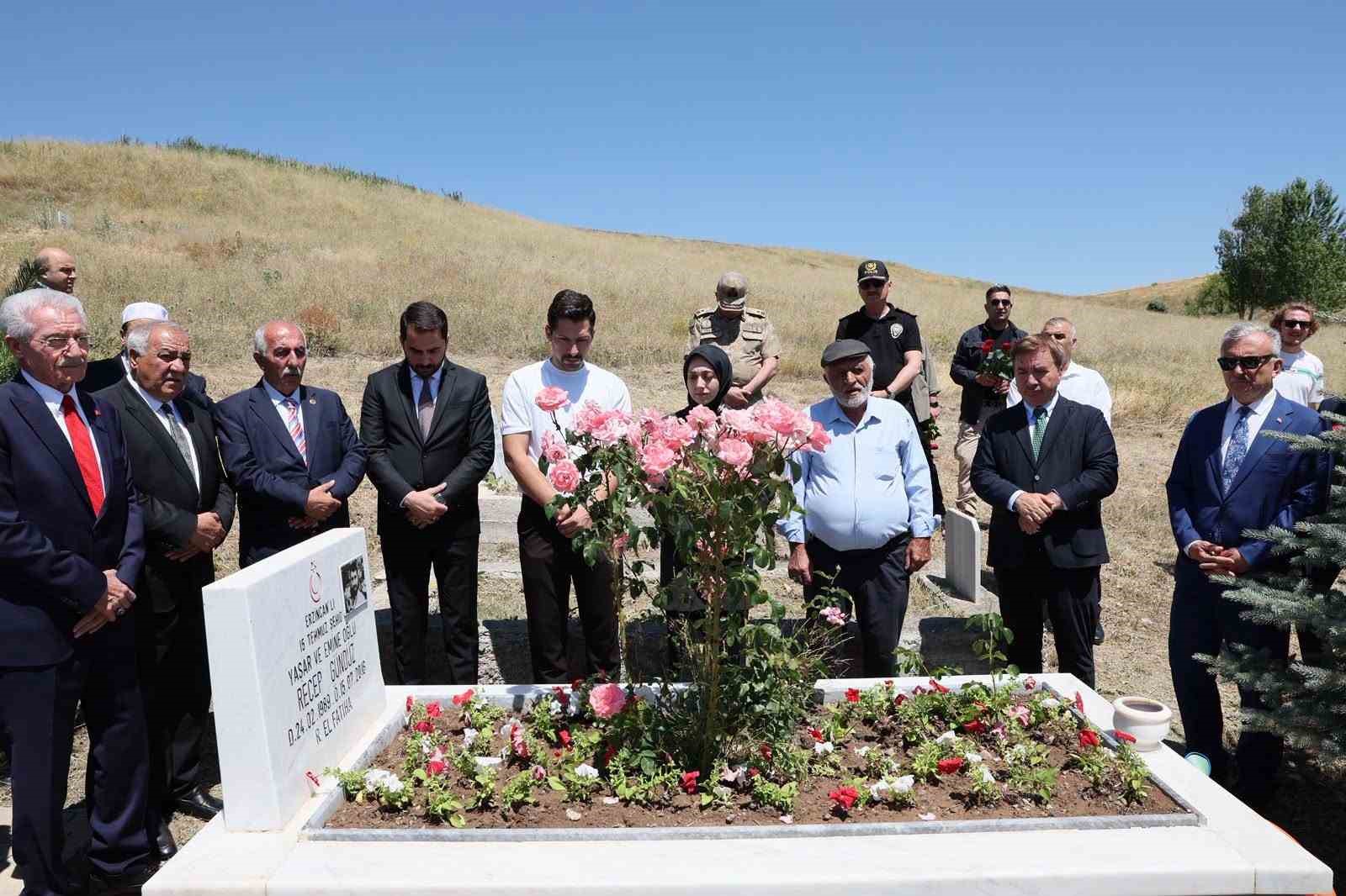 15-temmuz-sehidi-gunduz-kabri-basinda-dualarla-anildi