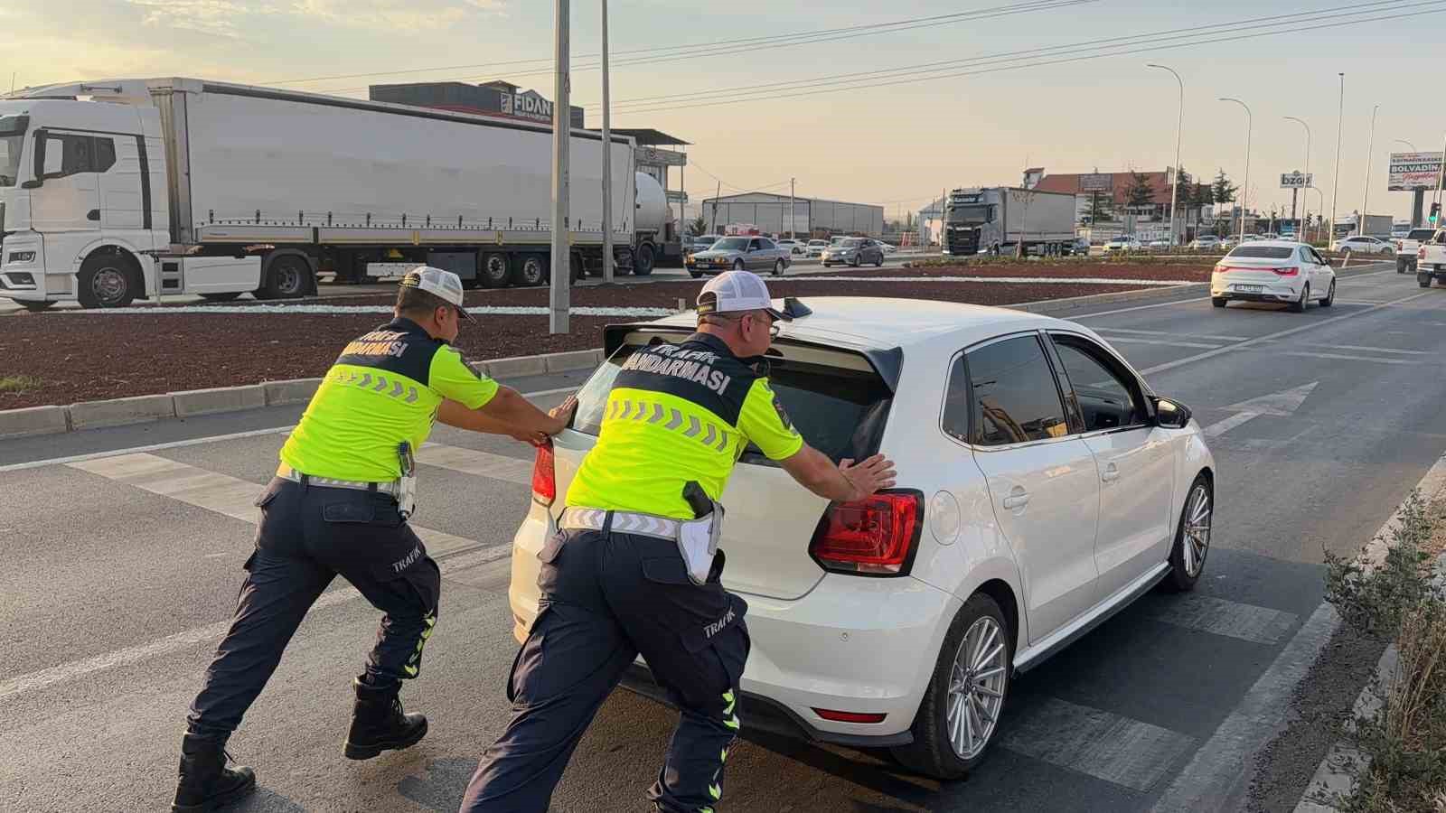 yolda-kalan-surucunun-imdadina-trafik-jandarmasi-yetisti