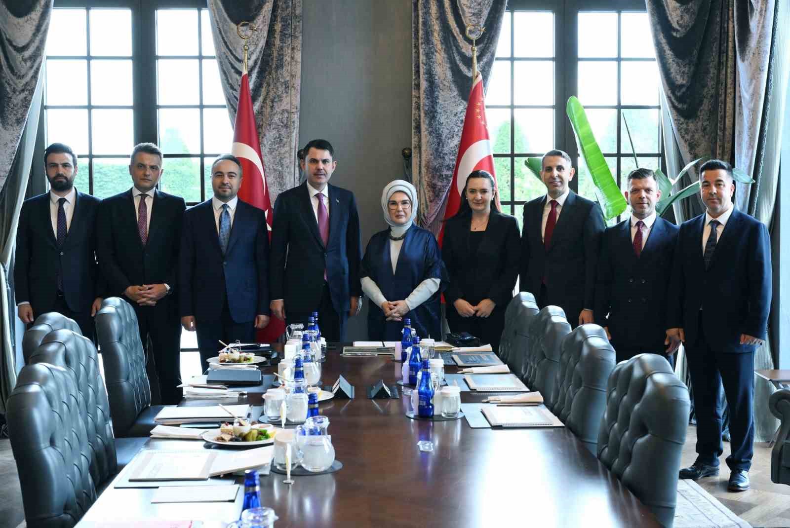 bakan-kurum-emine-erdogan-ile-cevre-politikalari-ve-cop31-hazirliklarini-gorustu