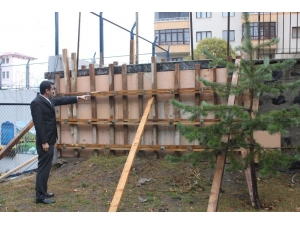 Yıkılan Bahçe Duvarı Yeniden Yaptırıldı