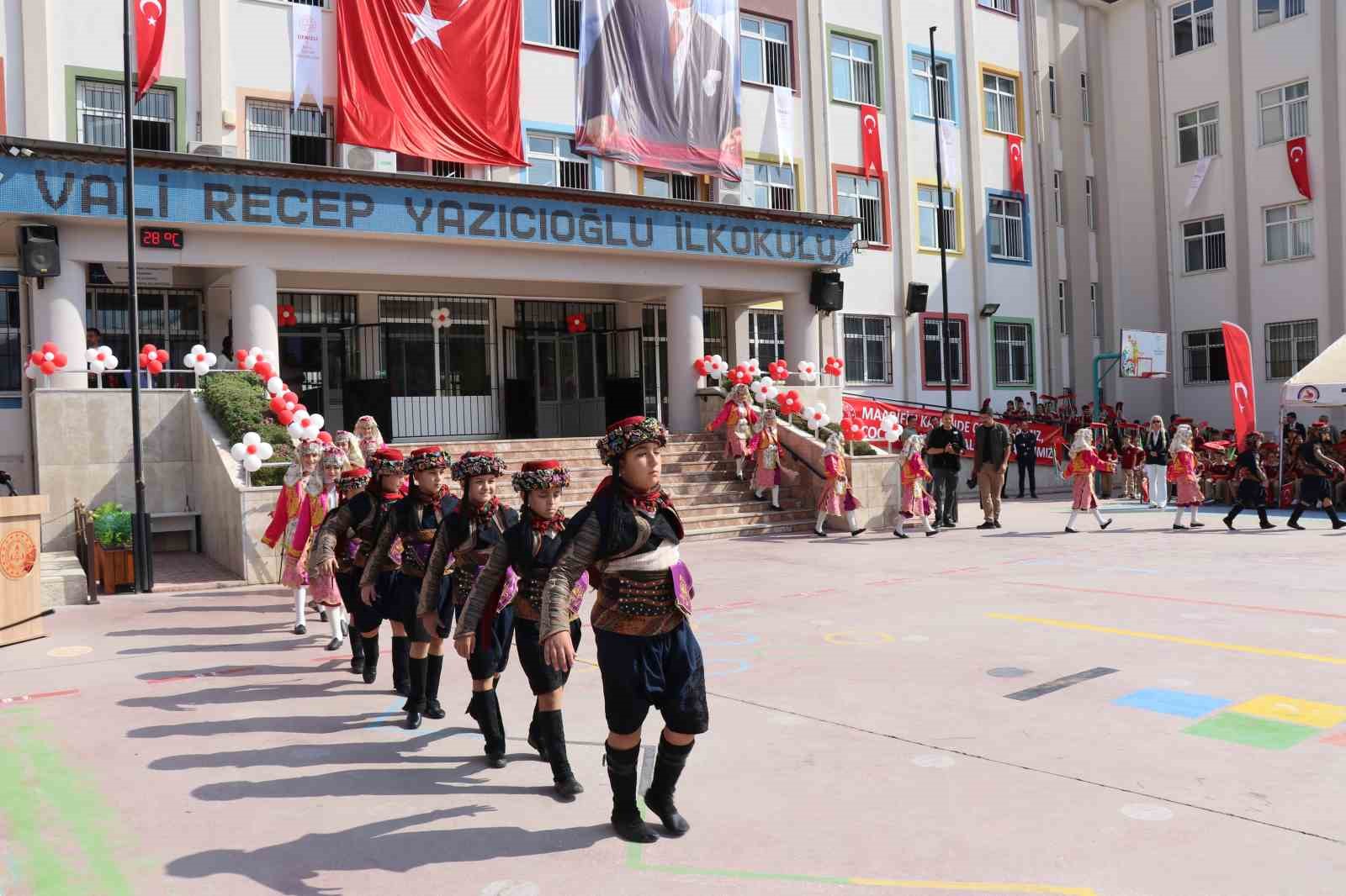 denizli-de-yeni-egitim-ogretim-yili-heyecani-coskuyla-basladi