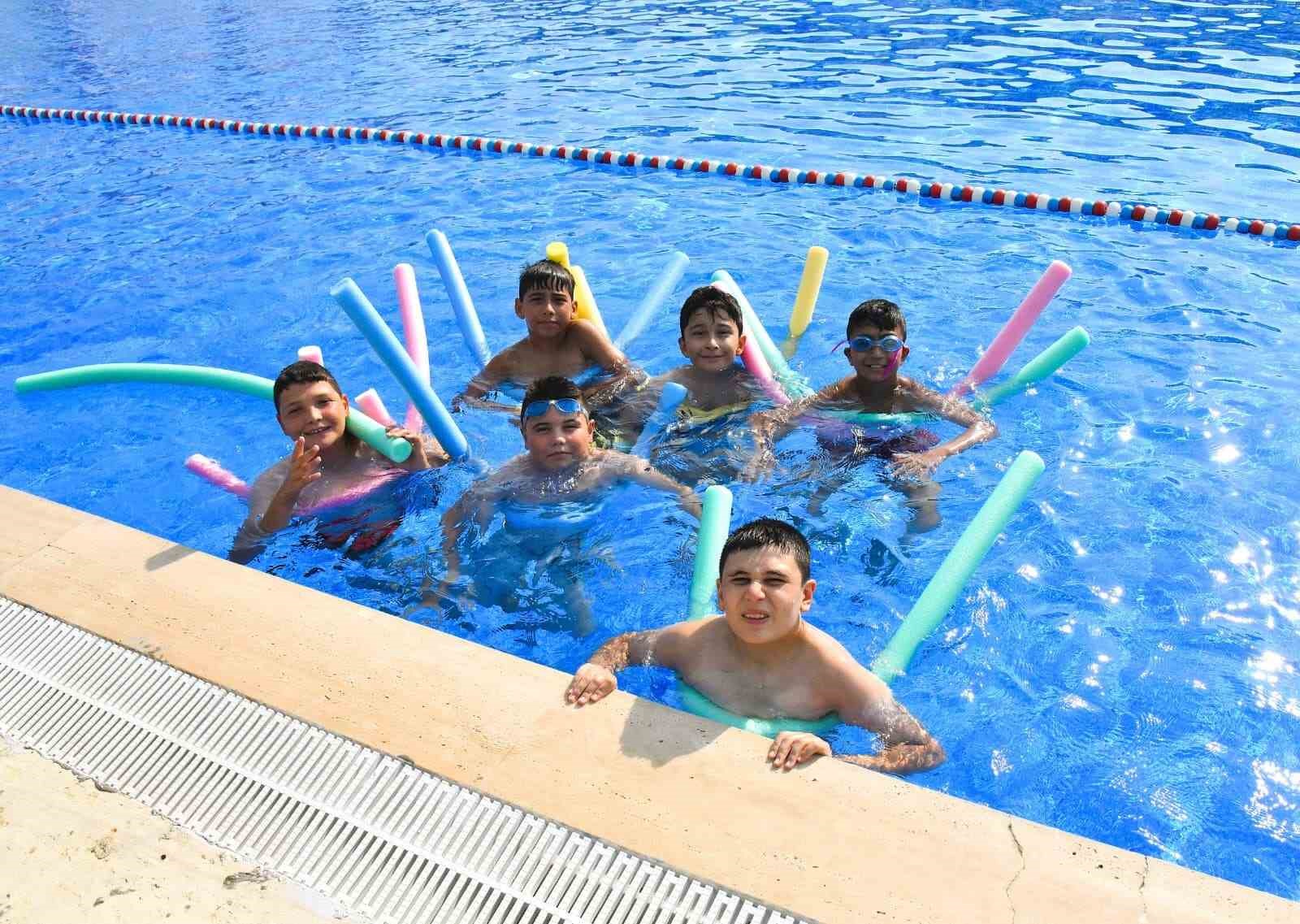 yunusemreli-cocuklar-havuzda-serinledi