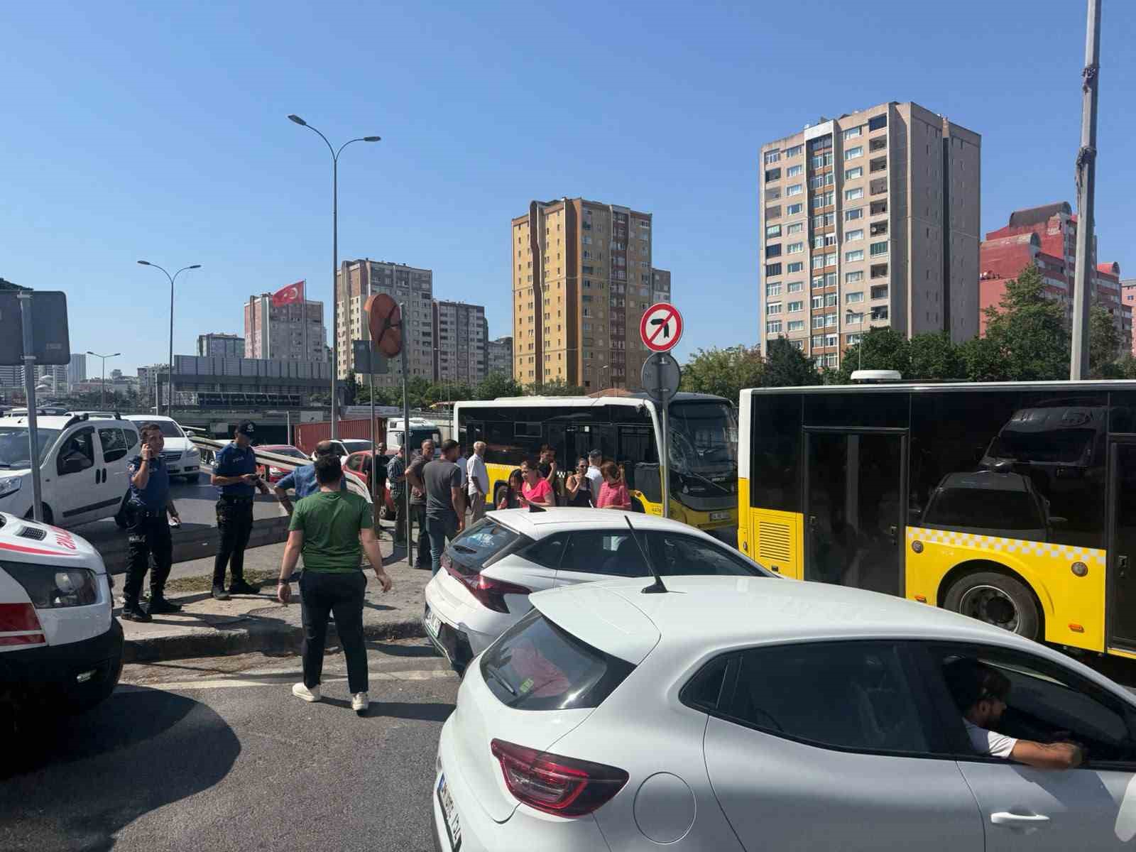 beylikduzu-nde-2-iett-ozel-halk-otobusu-carpisti-2-yarali