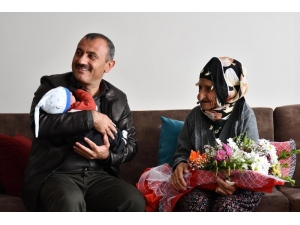 Vali Sonel’den Cumhuriyetle Yaşıt Nine Ve Dedelere Anlamlı Ziyaret