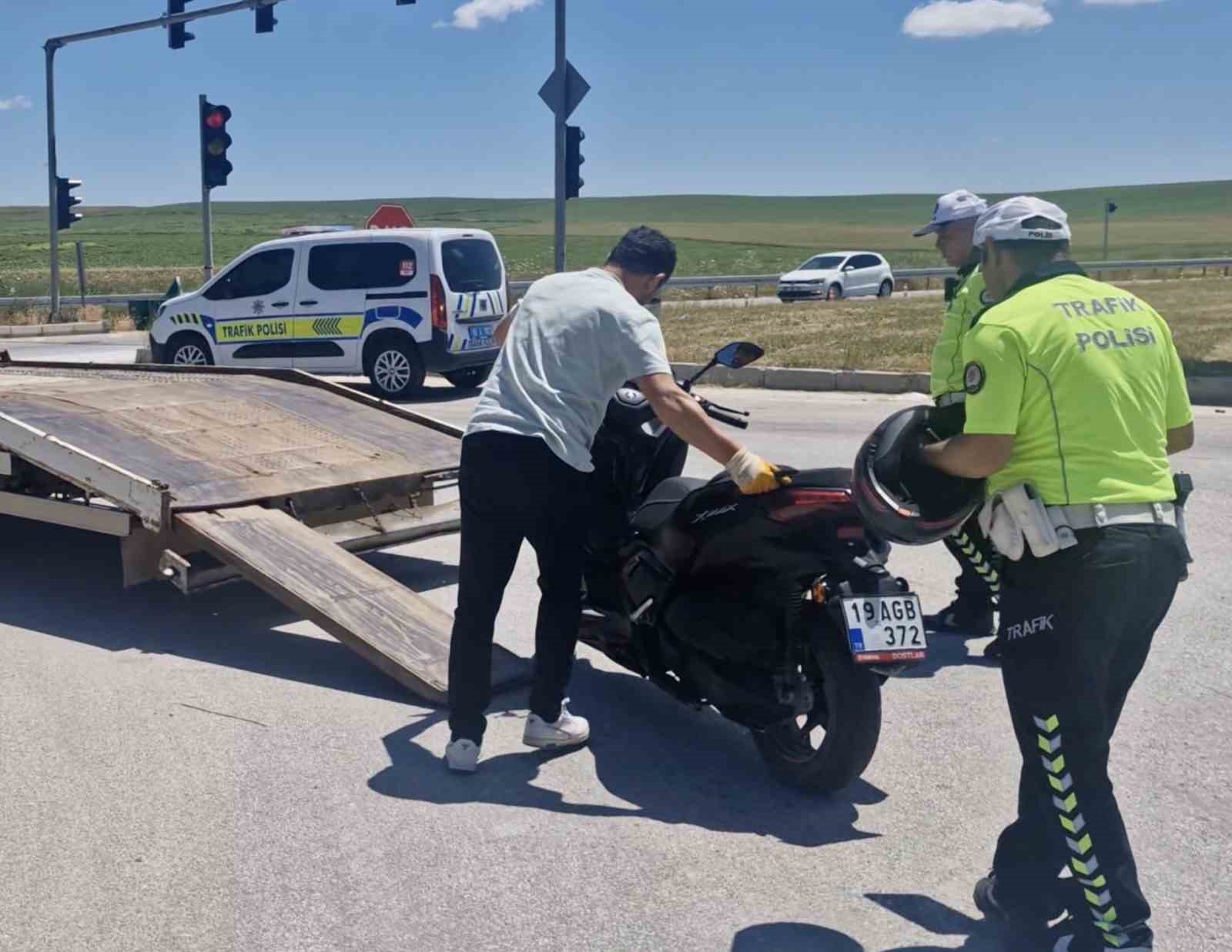 corum-da-motosiklet-ile-otomobil-carpisti-1-yarali