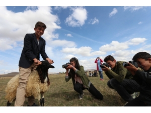 Küçük Fotoğrafçılar Başarılarını Taçlandırıyor