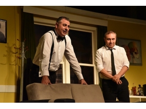 Manisalılar ‘Kaç Baba Kaç’ Oyunuyla Güldü