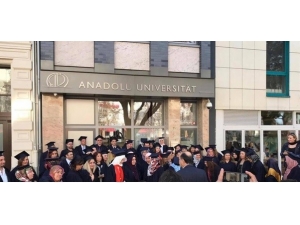 Açıköğretimin Batı Avrupa’daki Öğrencilerinin Diploma Heyecanı