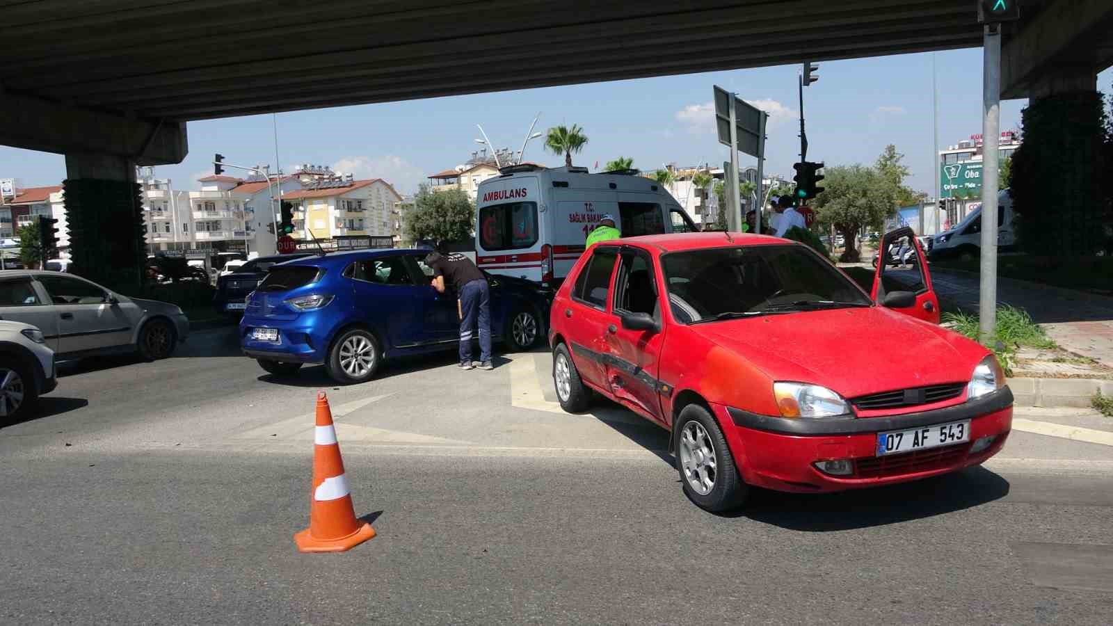antalya-da-iki-otomobil-carpisti-1-yarali