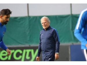 Mustafa Denizli: "Futbolcularımın İsteğinden Son Derece Memnunum"