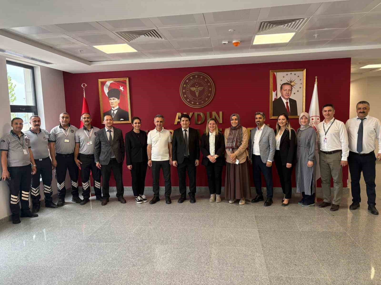 aydin-sehir-hastanesi-nde-personelin-bayrami-kutlandi